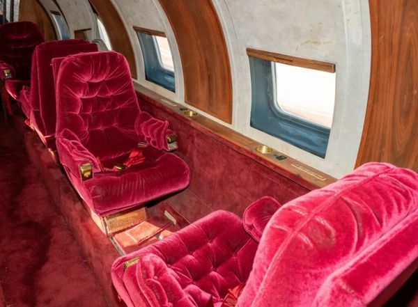 Elvis Presley’s Extravagant Private Jet: A Journey Through Luxury and Style