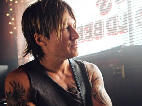 Keith Urban performing