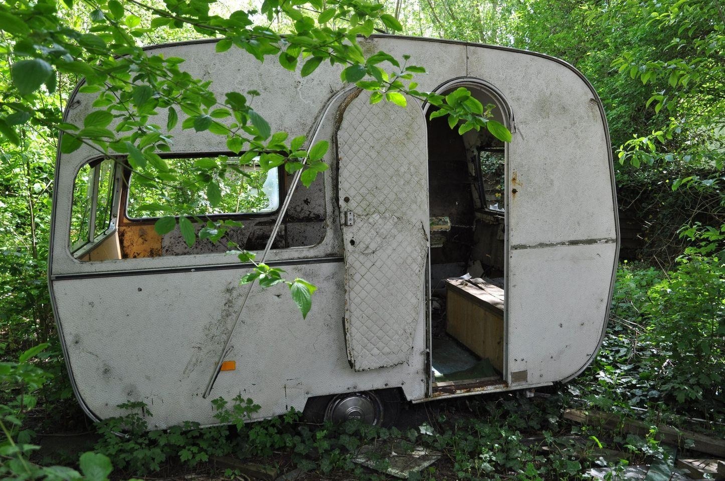 The Astonishing Discovery of a Vintage Caravan in a Grandfather’s Garage