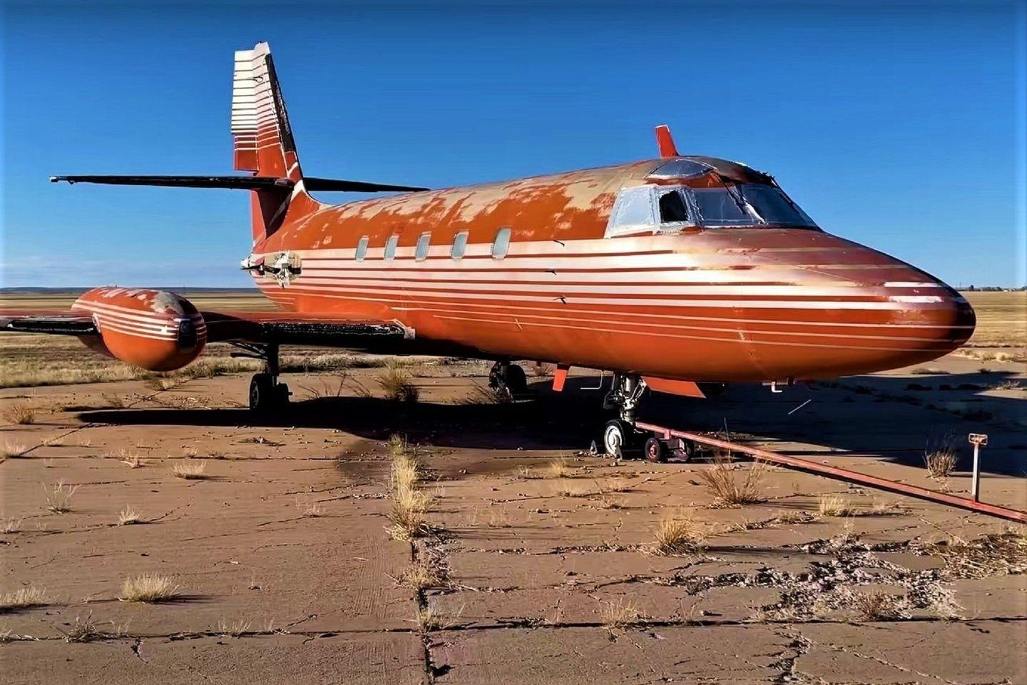 Elvis Presley’s Extravagant Private Jet: A Glimpse into Luxury and Style