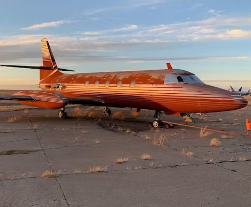 Elvis Presley’s Private Jet: A Glimpse into the King’s Extravagant Lifestyle