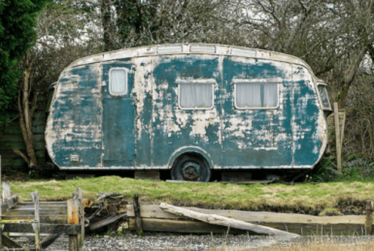 The Astonishing Discovery of a Vintage Caravan in Grandfather’s Garage