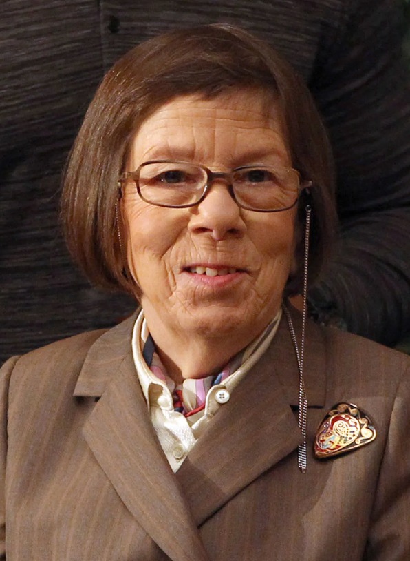 The Extraordinary Journey of Linda Hunt: A Remarkable Actress and Her Remarkable Love Story