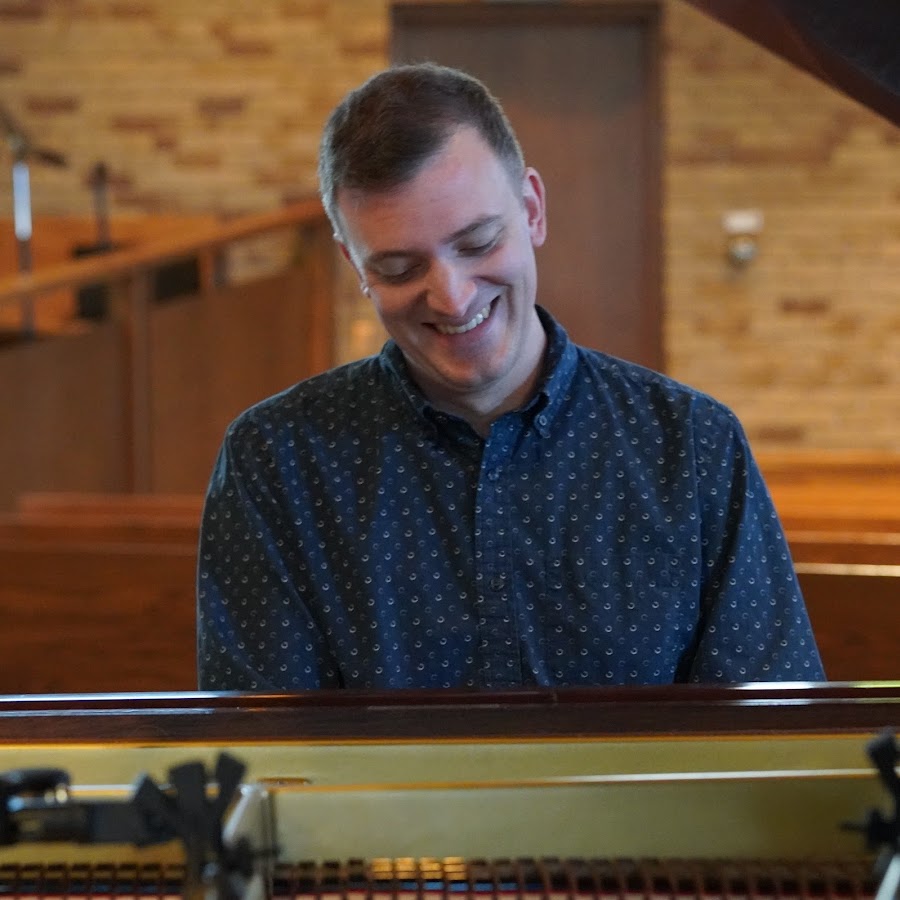 Pianist Turns a Wedding Disaster into a Memorable Performance