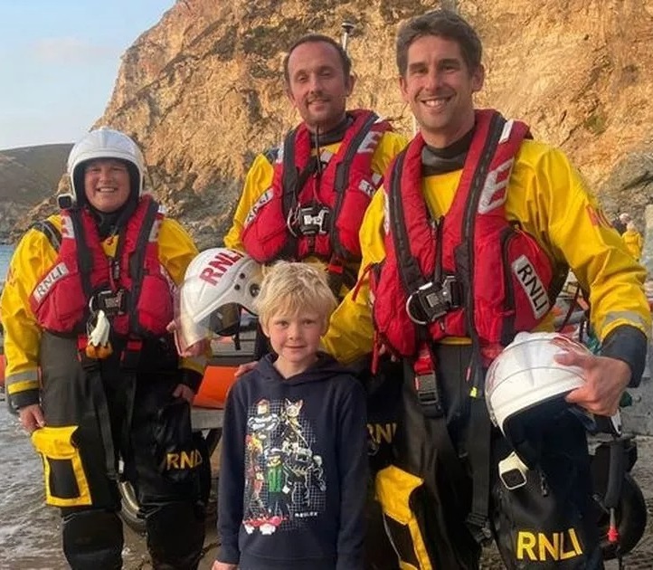 Brave Six-Year-Old Rescues Trapped Tourists at the Beach