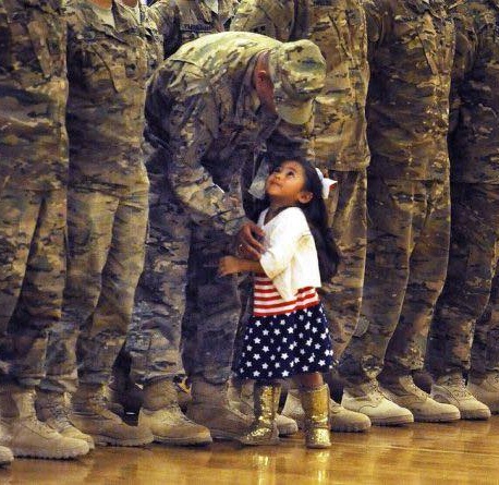 Heartwarming Reunion: Little Girl Can’t Contain Her Excitement as She Embraces Her Father