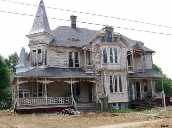 This house appears to be in need of some serious restoration - CelebTrap