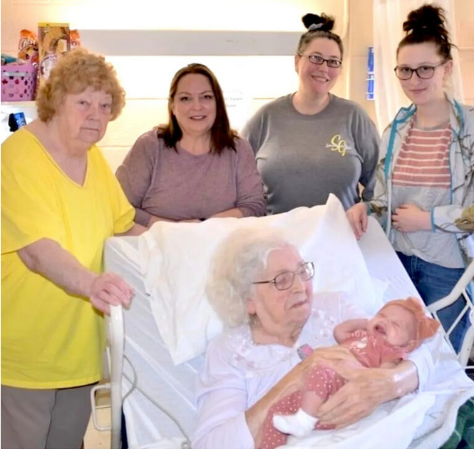 A Heartwarming Family Moment: 98-Year-Old Kentucky Woman Holds Her Great-Great-Great-Grandchild