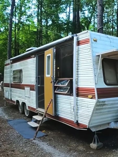 Homeless Lady Given Free “Ugly” Abandoned Trailer, But Wait Till You See What She Made Of It