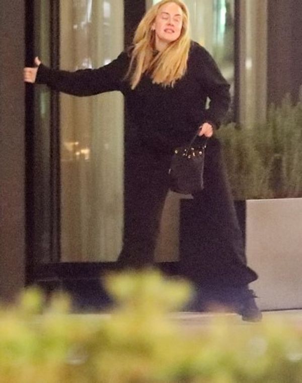 Adele in a total-black outfit