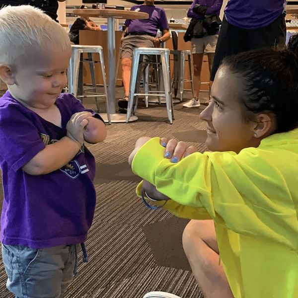 Inspiring Friendship: Little Joseph Finds Strength in Bond with Football Player Carson Picket