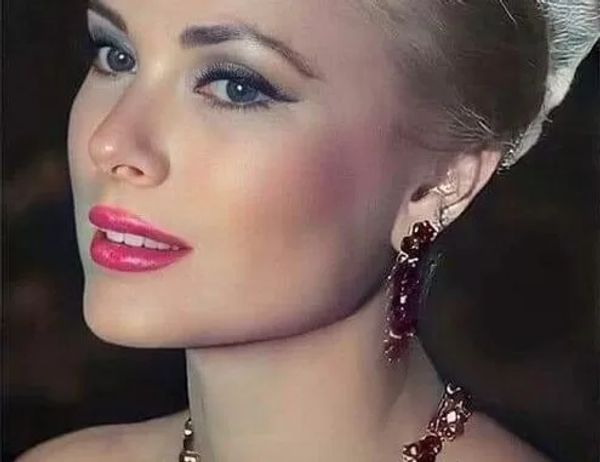 The Granddaughter of Grace Kelly: A Resemblance Beyond Compare