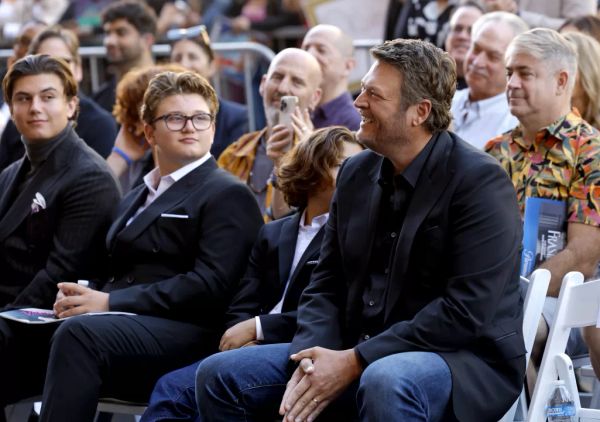 Kingston, Zuma, and Apollo Rossdale with Blake Shelton at the Hollywood Walk of Fame event honoring Gwen Stefani in October 2023 | Source: Getty Images