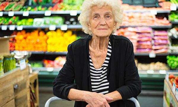 Old Man Learns The Bitter Truth After Paying For A Poor Lady’s Groceries