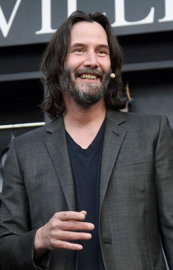 Keanu Reeves Debuts a Fresh Look!