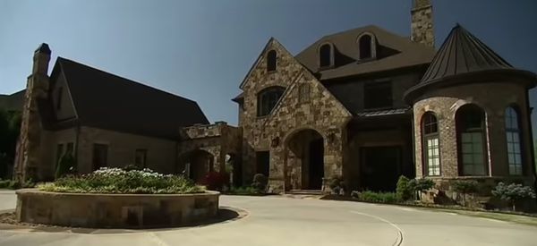 TV Star’s Mansion Goes Into Foreclosure