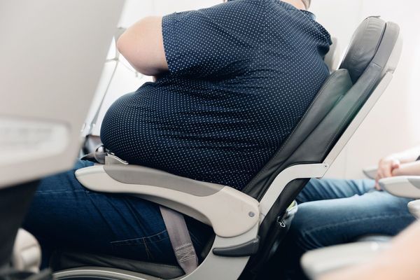 Finding Comfort on a Plane: Reclining Seats or Considerate Passengers?