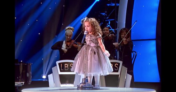 When This 4-Year-Old Girl Started Signing A 40-Year-Old Song, The Entire Crowd Gasped