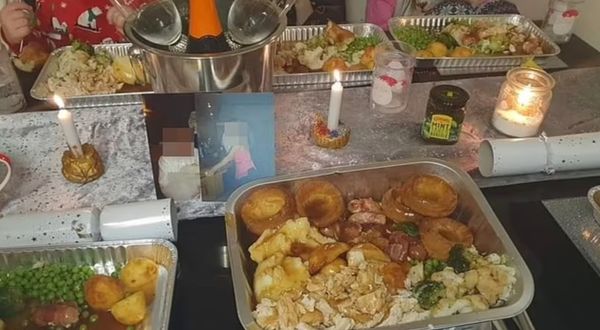 Mom Is Furious After “Lazy” Dad Served Christmas Dinner On Tinfoil