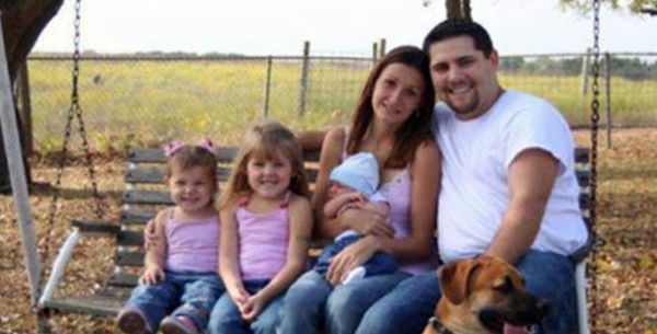 Take A Close Look At This “Creepy” Family Photo To See If You Can Spot Why It’s Gone Viral