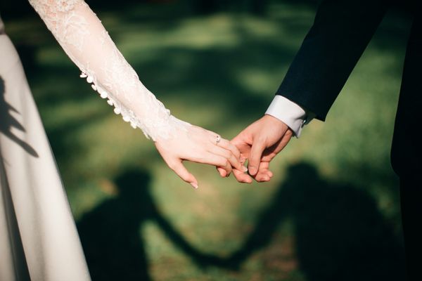 A couple holding hands | Source: Unsplash