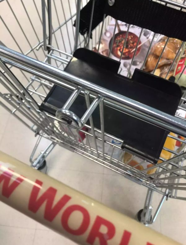 Shoppers’ Minds Blown: The Secret Hook on Trolleys Revealed