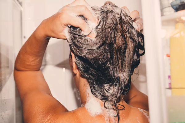 Dermatologist Debunks ‘Hair Training’ Myth: Wash Your Hair Daily for a Healthy Scalp