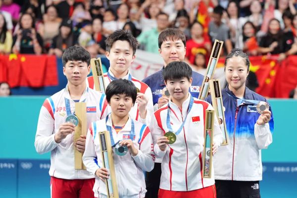 People have praised the teams for the historic selfie. (Zhao Wenyu/China News Service/VCG via Getty Images)