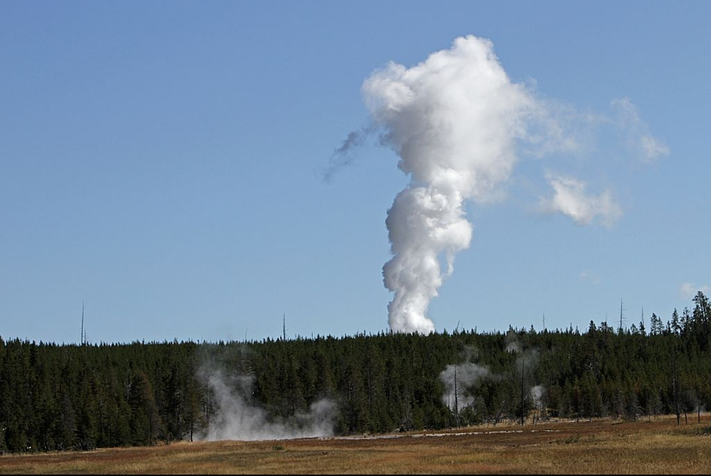 Tragic Incident at Yellowstone National Park: Woman Records Brother’s Fatal Fall into Hot Spring