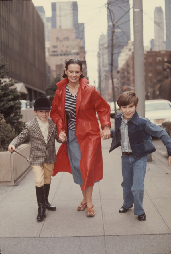 Swiss-born socialite Gloria Vanderbilt runs down a street with her two sons Anderson Cooper and Carter Vanderbilt Cooper (1965 - 1988), New York, New York, March 1976 | Source: Getty Images