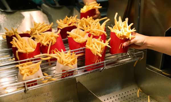 Shocking Video Emerges: McDonald’s Worker Drying Mop Under Fries Warmer