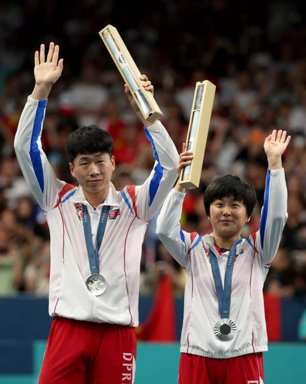 Ri Jong Sik and Kum Yong Kim with their silver medals. (Jared C. Tilton/Getty Images)