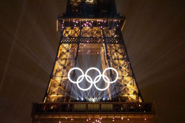 Dion performed beside a piano player on the Eiffel Tower. (Kevin Voigt/GettyImages)