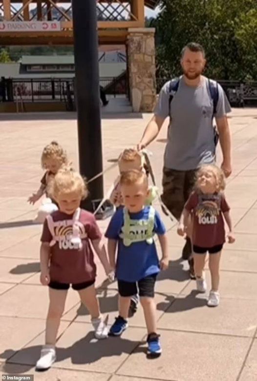 Why This Dad’s Quintuplet Leashes Might Just Be Genius