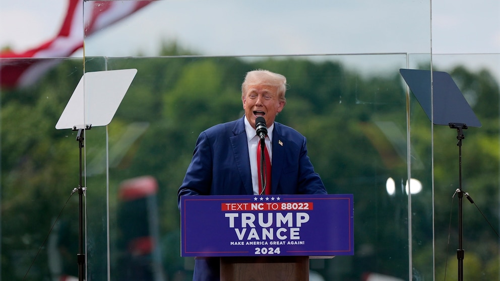 Trump Lashes Out at Harris During Dramatic Arizona Border Visit