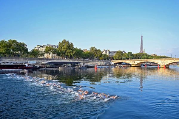 The women's world triathlon went ahead in the polluted river. (Aurelien Meunier/Getty Images)