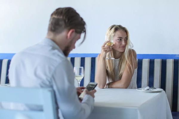 A textbook case of phubbing (Petri Oeschger / Getty)