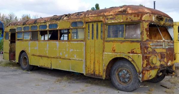 A Remarkable Transformation: From Dilapidated Bus to Cozy, Eco-Friendly Home on Wheels