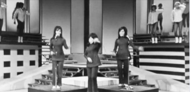 Relive the Magic of the 60s: This Timeless Song Still Hits the Right Notes!